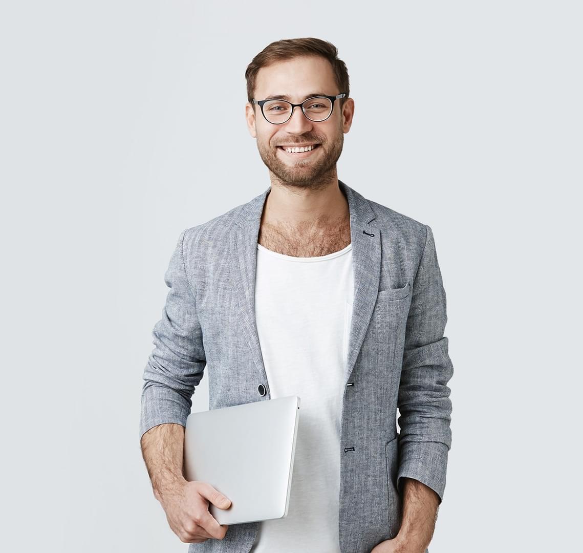 hombre blanco sonriendo